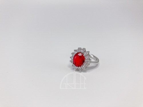Anello in argento con pietra Kate rosso e zirconi bianchi