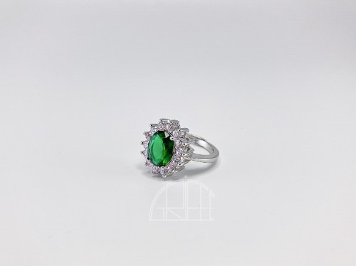 Anello in argento con pietra Kate verde e zirconi bianchi